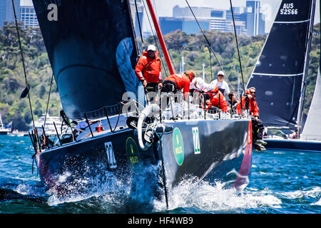 Sydney, Australien. 26. Dezember 2016. Die Rolex Sydney Hobart Yacht Race 2016 begann traditionsgemäß mit den Abschuss von Start Kanone um 13:00 im Hafen von Sydney am zweiten Weihnachtstag, 26 Dezember. © Hugh Peterswald/Pacific Press/Alamy Live-Nachrichten Stockfoto