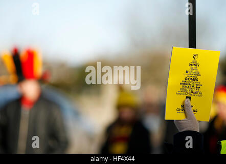 Gesamtansicht von einem Programm-Verkäufer vor der Premier-League-Spiel in Vicarage Road, Watford. Stockfoto