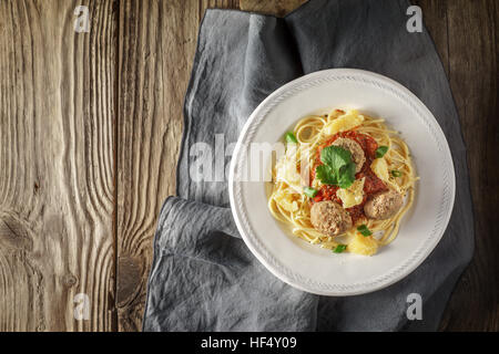 Fertige Spaghetti mit Fleischbällchen und Kraut am Brett horizontal Stockfoto