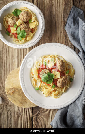 Fertige Spaghetti. Frikadellen und Serviette am senkrechten Brett Stockfoto