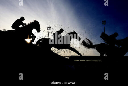 Läufer löschen einen frühen Zaun während 32Red.com Steeple Chase Rennen laufen während der Tag eines der 32Red Winterfestival in Kempton Park Racecourse. Stockfoto