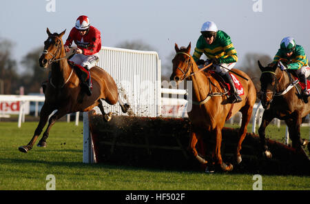 Yanworth und Barry Geraghty (rechts) bekommt die Oberhand über die neue One geritten von Sam Twiston-Davies gewinnt die 32Red.Com Weihnachten Hürdenrennen laufen während der Tag eines der 32Red Winterfestival in Kempton Park Racecourse. Stockfoto