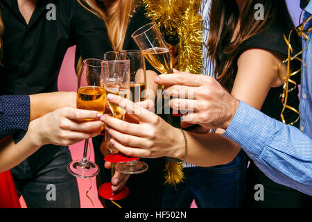 Viele junge Frauen und Männer trinken bei Weihnachtsfeier Stockfoto