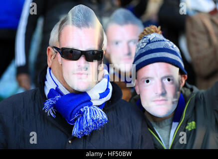 Leicester City Fans tragen Gesichtsmasken von Jamie Vardy auf der Tribüne vor der Premier League match bei der King Power Stadium, Leicester. Stockfoto