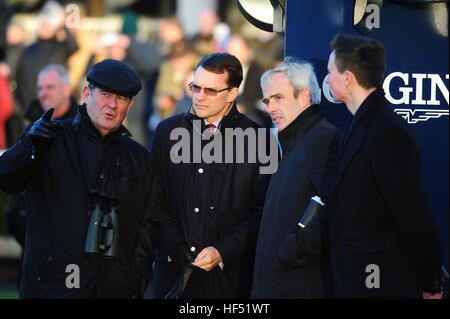 Besitzer JP McManus Uhren Thistlecrack gewinnen das King George Chase VI in Kempton auf dem großen TV-Bildschirm mit Trainer Aidan O'Brien (zweiter von links), jockey Ruby Walsh (zweiter von rechts) und Trainer Joseph O'Brien während Tag eines das Weihnachtsfest in Leopardstown Racecourse. Stockfoto