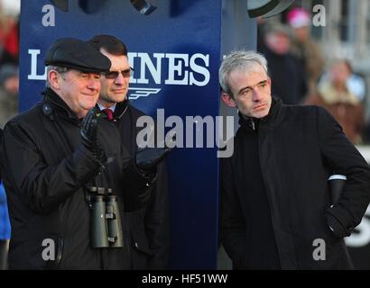 Besitzer JP McManus Uhren Thistlecrack gewinnen das King George Chase VI in Kempton auf dem großen TV-Bildschirm mit Trainer Aidan O'Brien (zweiter von links) und jockey Ruby Walsh bei Tag eins der das Weihnachtsfest in Leopardstown Racecourse. Stockfoto