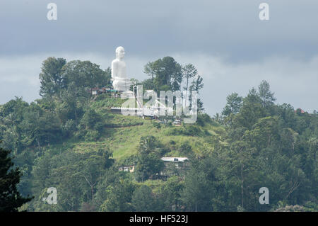 Big Buddha auf dem Hügel in Kandy auf Sri Lanka Stockfoto