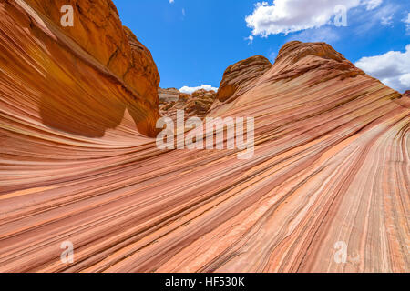 Red Rocks und blauer Himmel - rotem Sandsteinwand und wirbelnden Buttes am Nordeingang der Welle an die Grenze zu Arizona-Utah, USA. Stockfoto