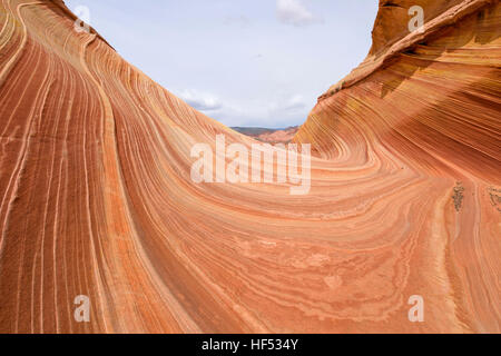 Red Rock "Wellenlinien"-rot wirbelnden Sandsteinfelsen an The Wave - eine dramatische erosive Sandstein-Felsformation an die Grenze zu Arizona-Utah Stockfoto