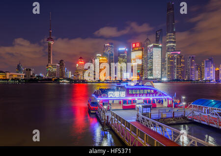 Nachtansicht des Huangpu River - ein Abend Blick auf Shanghai Huangpu-Fluss an einem Dock für Fluss-Tour Kreuzfahrten, Shanghai, China. Stockfoto