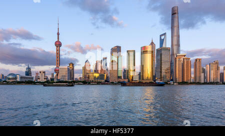 Skyline von Shanghai - ein Blick auf den Sonnenuntergang der Skyline von Shanghai von seinen modernen Wolkenkratzern in Lujiazui Pudong New Area, Shanghai, China. Stockfoto