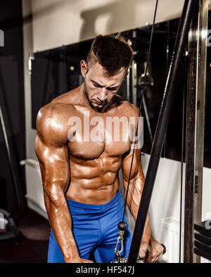 Junge Bodybuilder schwere Übung für den Trizeps Stockfoto