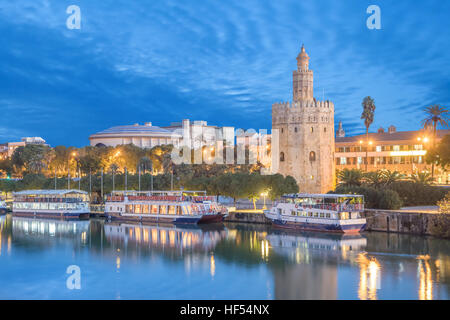 Illuminierte Torre del Oro (Goldener Turm) in Sevilla, Andalusien, Spaim Stockfoto