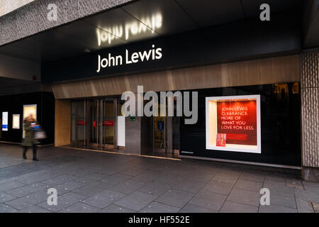 Frau geht durch Boxing Day Sale POS außerhalb John Lewis Department Store, Nottingham. In Nottingham, England. Stockfoto