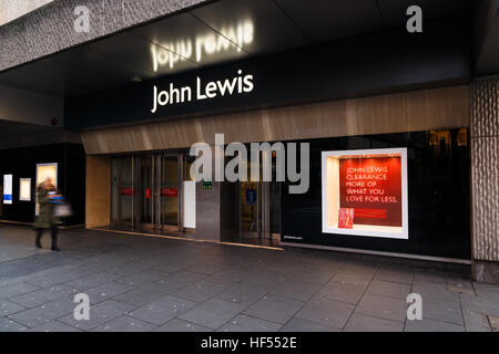 Frau geht durch Boxing Day verkauf Pos außerhalb John Lewis Department Store, Nottingham, Nottingham, England. Stockfoto