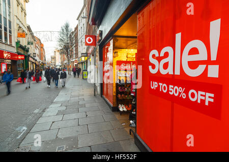 Große rote Boxing Day sales Poster und Shopper auf Clumber Straße in Nottingham. In Nottingham, England. Stockfoto