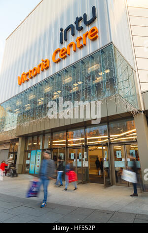 Boxing Day Umsatz - betreten/verlassen Menschen INTU Victoria Centre, Nottingham. In Nottingham, England. Am 26. Dezember 201 Stockfoto