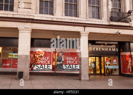 Halber Preis Verkauf Plakate in Debenhams Fenster am zweiten Weihnachtstag in Nottingham. In Nottingham, England. Am 26. Dezember 2016 Stockfoto