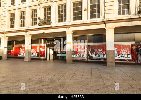 Halber Preis Verkauf Plakate in Windows bei Debenhams. in Nottingham, England. Am 26. Dezember 2016. Stockfoto