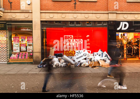 Käufer übergeben, Boxing Day Verkauf beginnt bei JD Sports Shop in Nottingham. In Nottingham, England. Am 26. Dezember 2016 Stockfoto