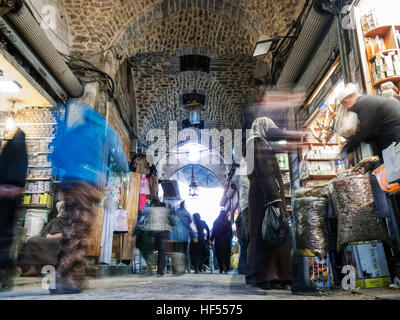 belebten Souk Markt Einkaufsstraße in alte Stadt von Aleppo-Syrien Stockfoto