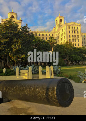 Sonnenaufgang auf der Hotel Nacional de Cuba in Havanna, Kuba mit einer Canon als Vordergrund. Stockfoto