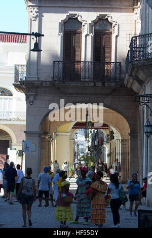 Straßenszene in der Plaza Vieja, Altstadt Havanna, Kuba Stockfoto