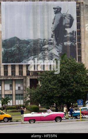 Banner von Fidel Castro mit Oldtimern auf dem Platz der Revolution, Havanna, Kuba Stockfoto
