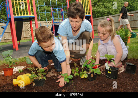 Nur lernen Baumschule mit Manager Julie preece und Kinder Mohn gadd (4) und William cryer (4), Garten auf dem Spielplatz. Stockfoto