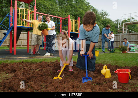 Nur lernen Baumschule mit Manager Julie preece und Kinder Mohn gadd (4) und William cryer (4), Garten auf dem Spielplatz. Stockfoto