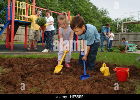 Nur lernen Baumschule mit Manager Julie preece und Kinder Mohn gadd (4) und William cryer (4), Garten auf dem Spielplatz. Stockfoto