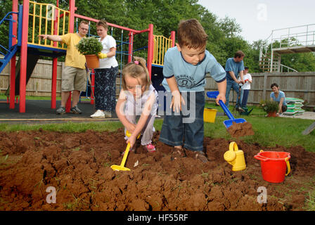 Nur lernen Baumschule mit Manager Julie preece und Kinder Mohn gadd (4) und William cryer (4), Garten auf dem Spielplatz. Stockfoto