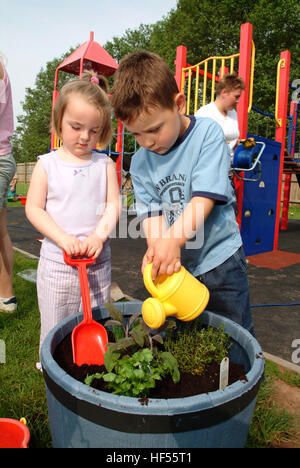 Nur lernen Baumschule mit Manager Julie preece und Kinder Mohn gadd (4) und William cryer (4), Garten auf dem Spielplatz. Stockfoto