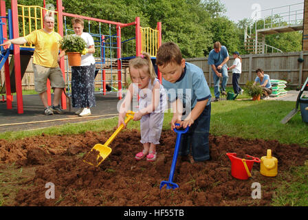 Nur lernen Baumschule mit Manager Julie preece und Kinder Mohn gadd (4) und William cryer (4), Garten auf dem Spielplatz. Stockfoto