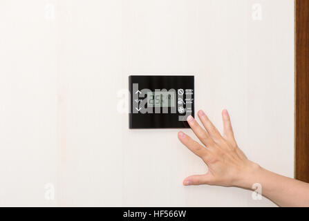 Hand in der Nähe einer Klimaanlage-panel Stockfoto