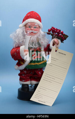 Nikolaus oder Weihnachtsmann erholte sich Diebesgut mit Polizei ausstellen Etikett in einem Studio fotografiert Stockfoto