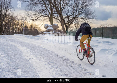 Montreal, Kanada - 15. Dezember 2016: Mann mit dem Fahrrad auf dem Schnee an der Spitze des Mount-Royal Stockfoto