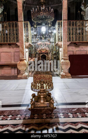 Blick auf Edicula, Ort glaubte an das Grab Christi und dem Omphalos, der Nabel der Welt von Griechische Kapelle genannt Catholicon in der Kirche sein Stockfoto