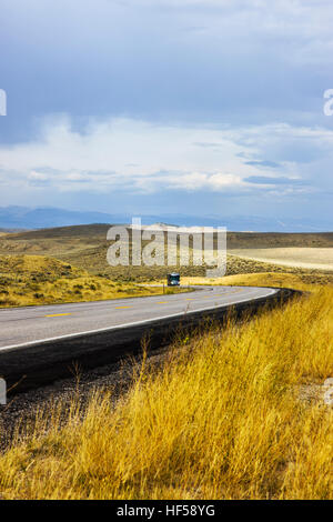 Freizeitfahrzeug RV auf RT. 287 in der Nähe von Lander, Wyoming, USA Stockfoto