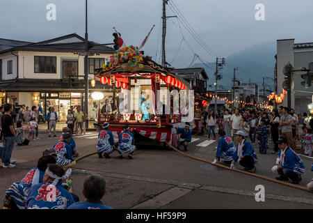 Eine junge Tänzerin führt auf einer mobilen Bühne während ein Sommerfest in Shiozawa, Japan. Stockfoto