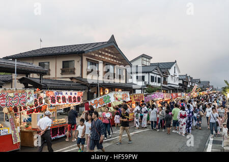 Bokushi Straße während einer Sommerfestivals in Shiozawa, Japan. Stockfoto