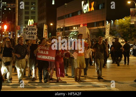 Demonstranten protestieren gegen Coca Cola im Rahmen der 'Killer Coke!' Boykott während der 2004 Republican National Convention in New York City. Stockfoto