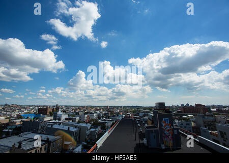 Geschwollene weiße Wolken im blauen Himmel Stockfoto