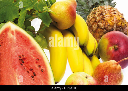 Frisches Obst: Wassermelone, Birne, Bananen, Ananas, Apfel und Mango Stockfoto