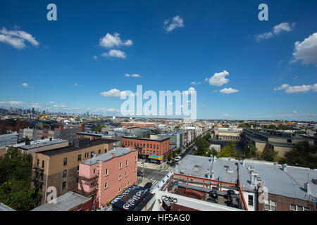 Geschwollene weiße Wolken am blauen Himmel über Brooklyn Stockfoto