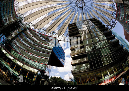 Dach des Sony Centers und Bahntower (Deutsche Bahn) Gebäude, der Potsdamer Platz, Berlin Stockfoto