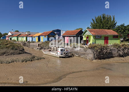 Bunte Hütten der Austernzüchter auf einem Kanal bei Ebbe, Le Château-d &#39; Oléron, Oléron, Ile d &#39; Oleron Stockfoto