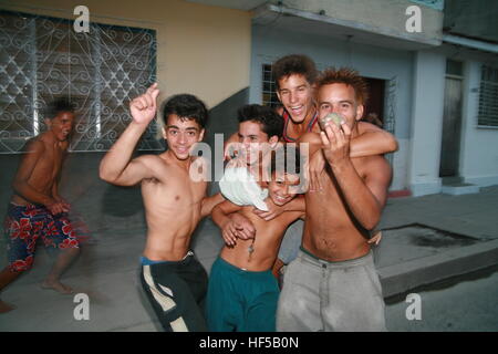 Jugendliche, die eine lokale Version der Baseball zu spielen, auf der Straße in Cienfuegos, Kuba, Karibik, Amerika Stockfoto