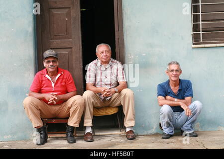 Die älteren Männer sitzen auf den Stufen eines Hauses in Cienfuegos, Kuba, Karibik, Amerika Stockfoto