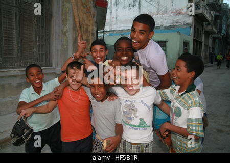 Kinder spielen Baseball und posiert für die Kamera in Havanna, Kuba, Karibik, Amerika Stockfoto